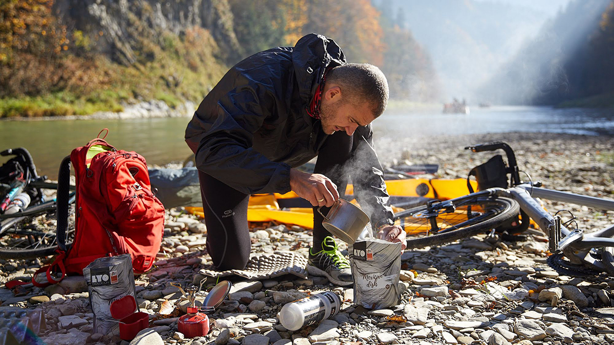 Liofilizaty idealne jako jedzenie na wyprawę rowerową Gotowe dania liofilizowane – lekkie i pożywne jedzenie na wyprawę rowerową. Doskonałe rozwiązanie, jeśli zastanawiasz się, co jeść na wyprawie rowerowej, aby utrzymać energię i komfort podczas jazdy.